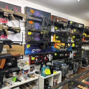 Mur de répliques airsoft (AEG et GBBR) dans la boutique Hitac Airsoft à Paris 20e